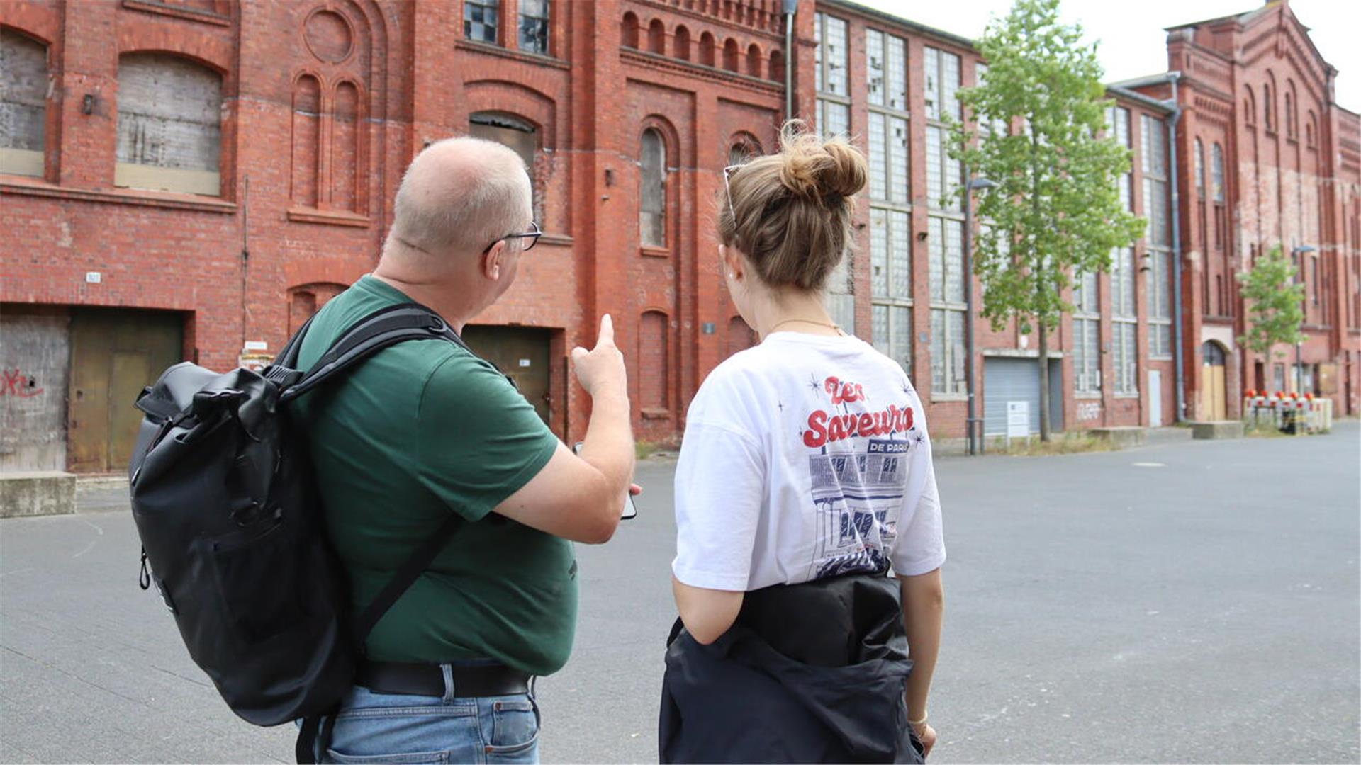 Mann und Frau vor altem Gebäude