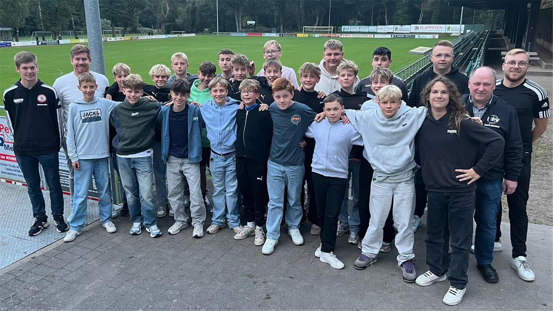 Zusammen mit den beiden Kreislehrwarten Sascha Börsdamm (r.) und Niklas Opitz (l.) freuen sich die Schiedsrichteranwärter über ihre bestandene Prüfung.