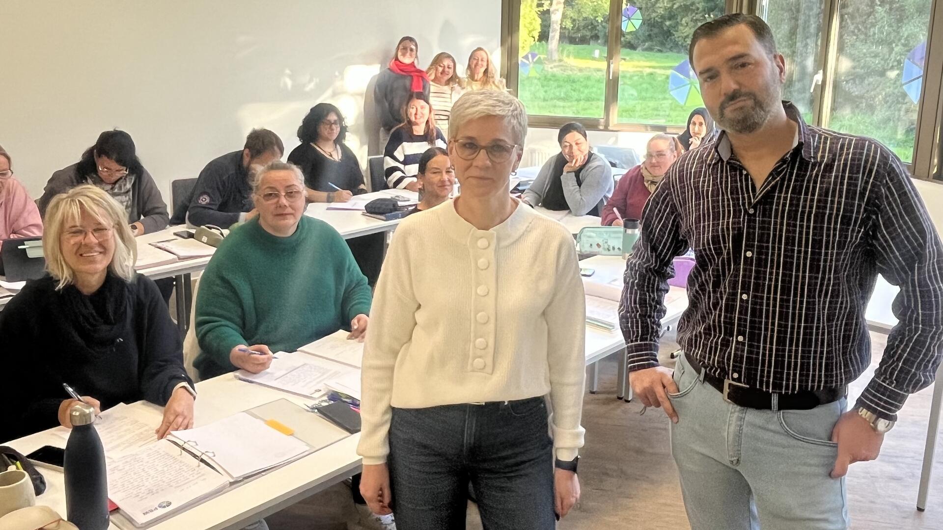 Männer und Frauen in einem Klassenraum