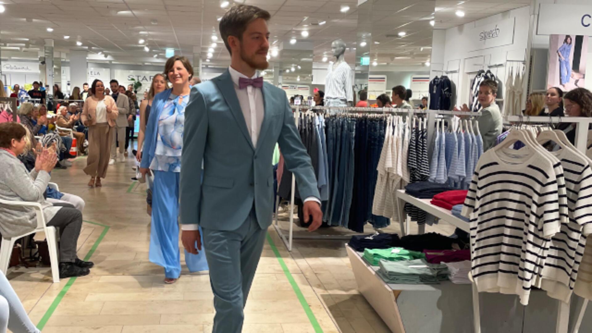 Zwei Modenschauen präsentierten stilvolle Outfits aus verschiedenen Themenbereichen.
