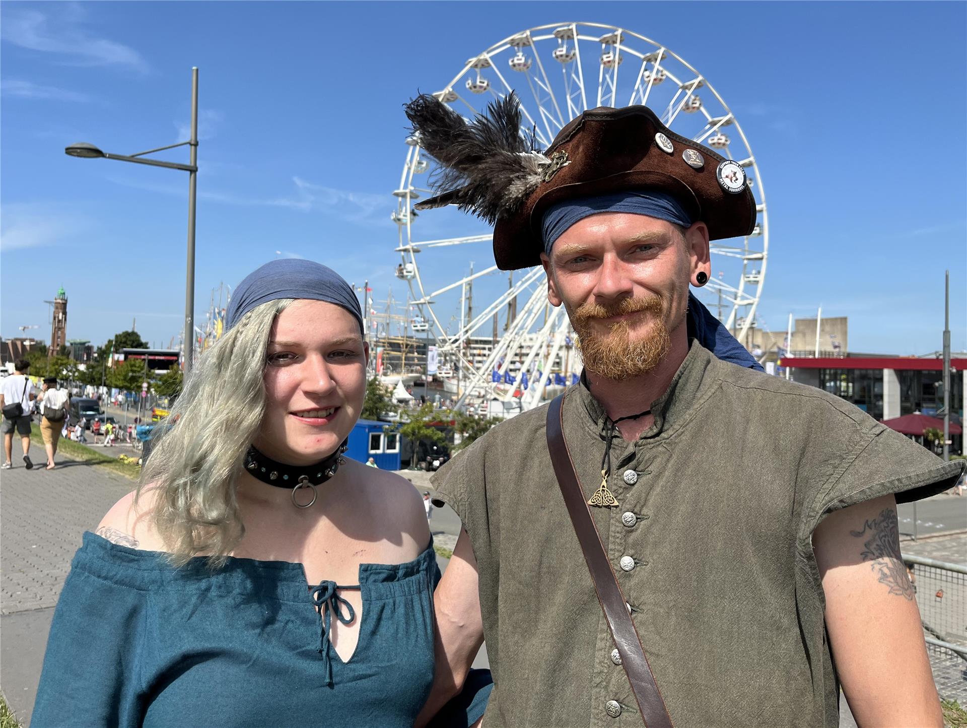 Eine FRau und ein Mann in Piratenkostüm.