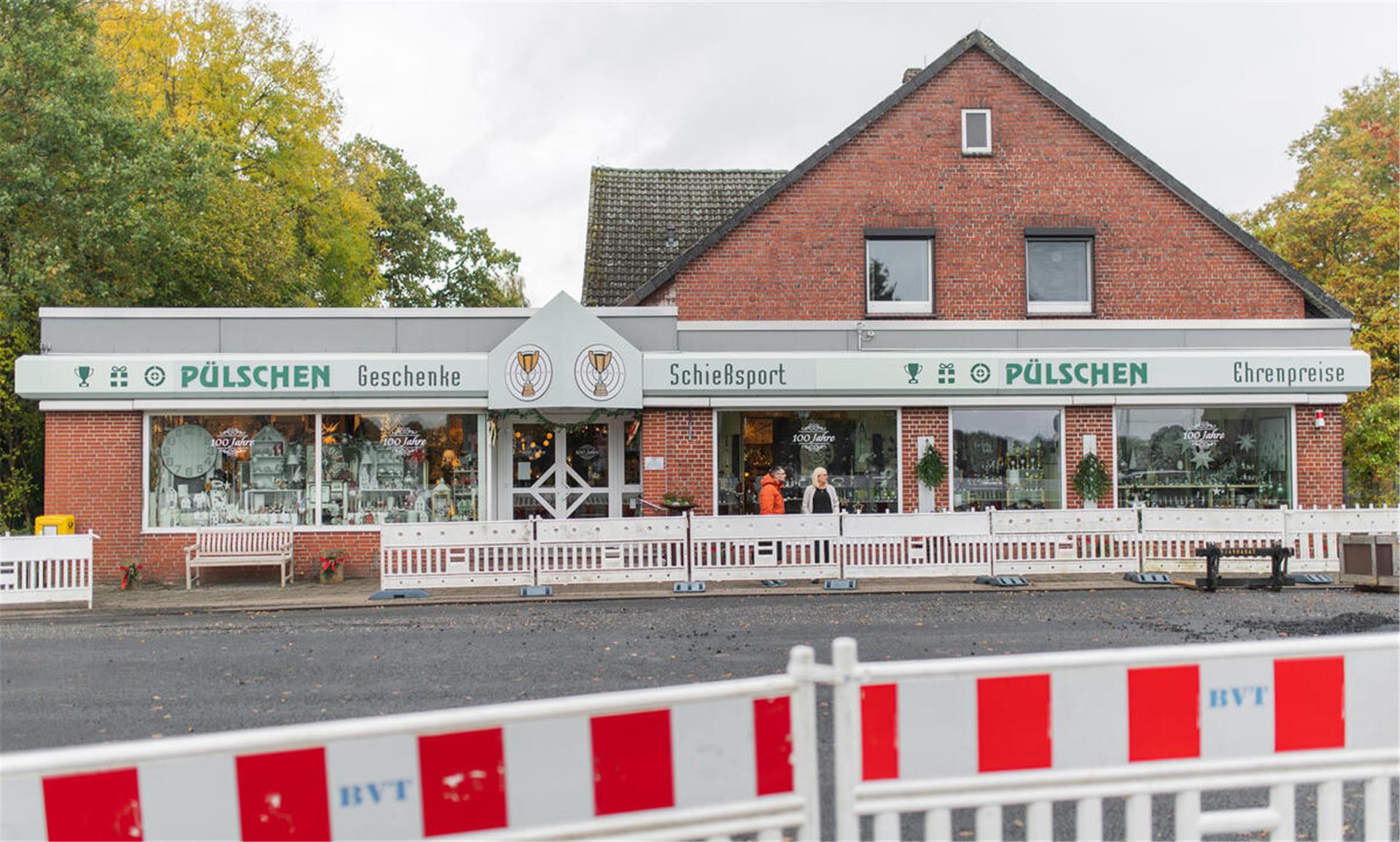 Der "Pülschen"-Laden in Stinstedt. Die Straße davor ist von einem Bauzäunen eingefasst.