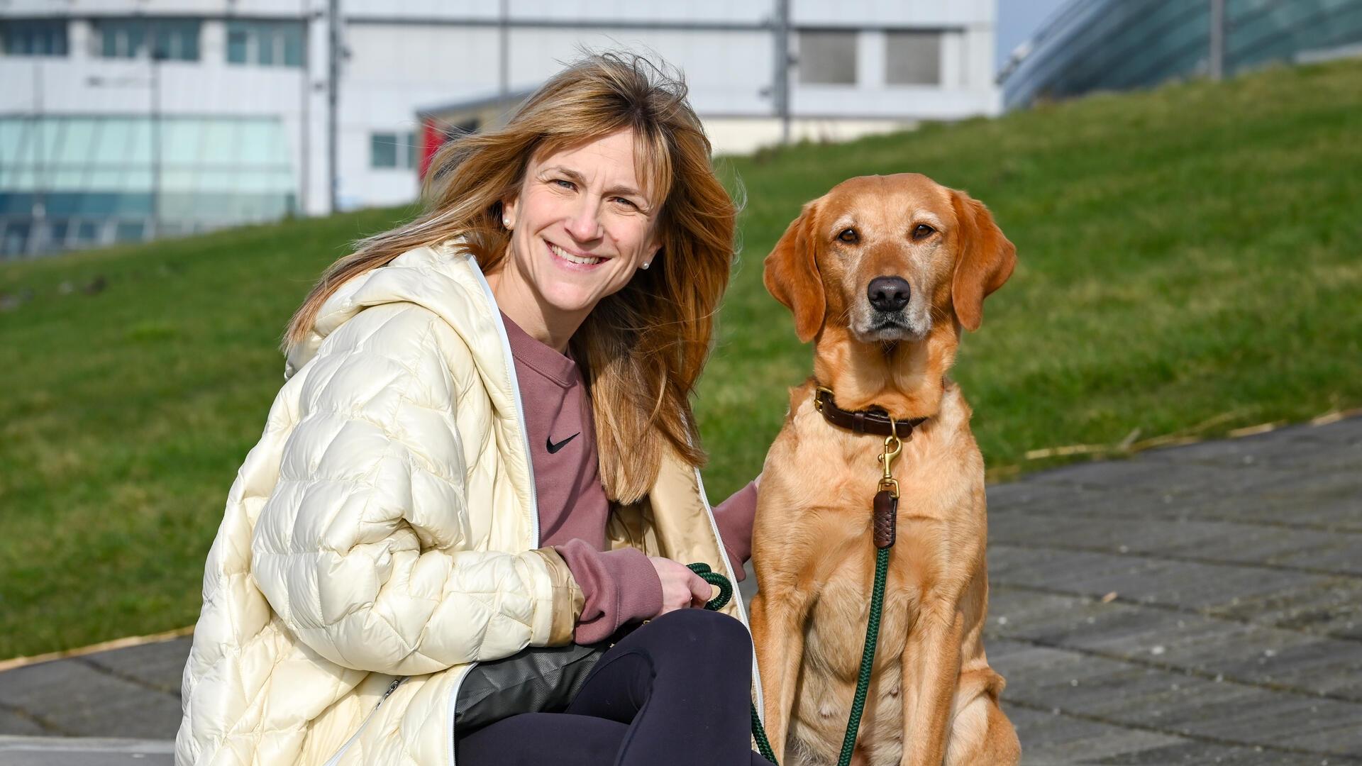 Julia Sulzer und ihre Hündin Lucy. Die Hundetrainerin weiß, was für den Hundeführerschein wichtig sein kann.