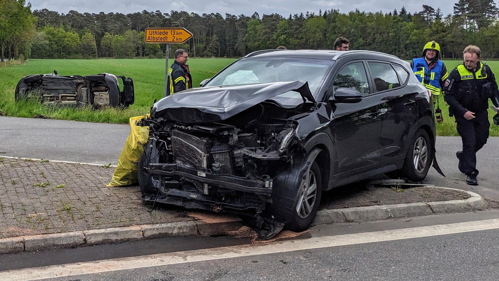 Zwei schwerbeschädigte Fahrzeuge und drei Verletzte waren die Folge eines Unfalls in Hagen.