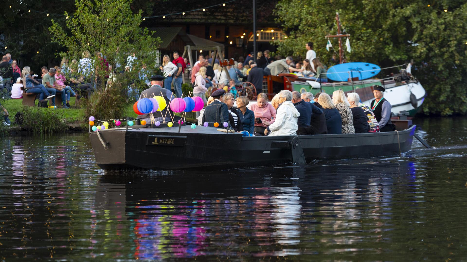 Zwischen 17 und 24 Uhr verwandeln sich am 2. August die Ufer der Hamme in eine festliche Kulisse für insgesamt 19 festlich beleuchtete Torfkähne, begleitet von Musik, kulinarischen Angeboten und maritimer Stimmung. Auch am Torfschiffhafen Kreuzkuhle in Karlshöfenermoor und im Gasthof "Zur Kreuzkuhle" ist jede Menge los - kulinarisch und musikalisch. 