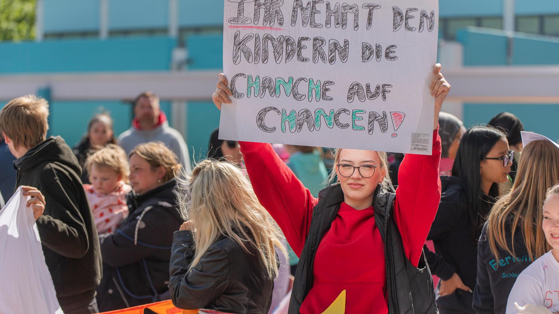 Zwischen Hoffnung und Protest – mit einem Schild für die Rechte der Kleinsten.