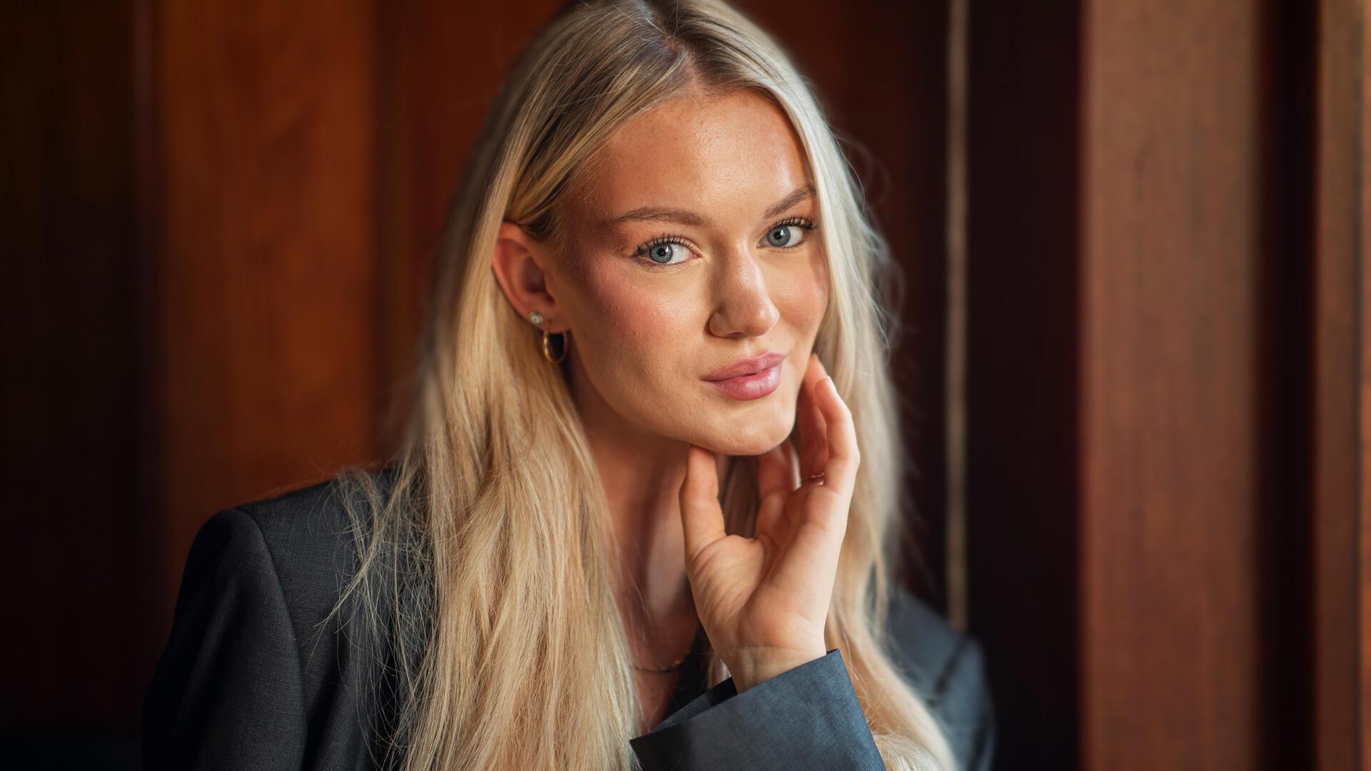 Porträt einer schönen jungen Frau: Zwischen Laufsteg und Realität – Valeria teilt im Hotel Haverkamp ihre Erfahrungen als Model.