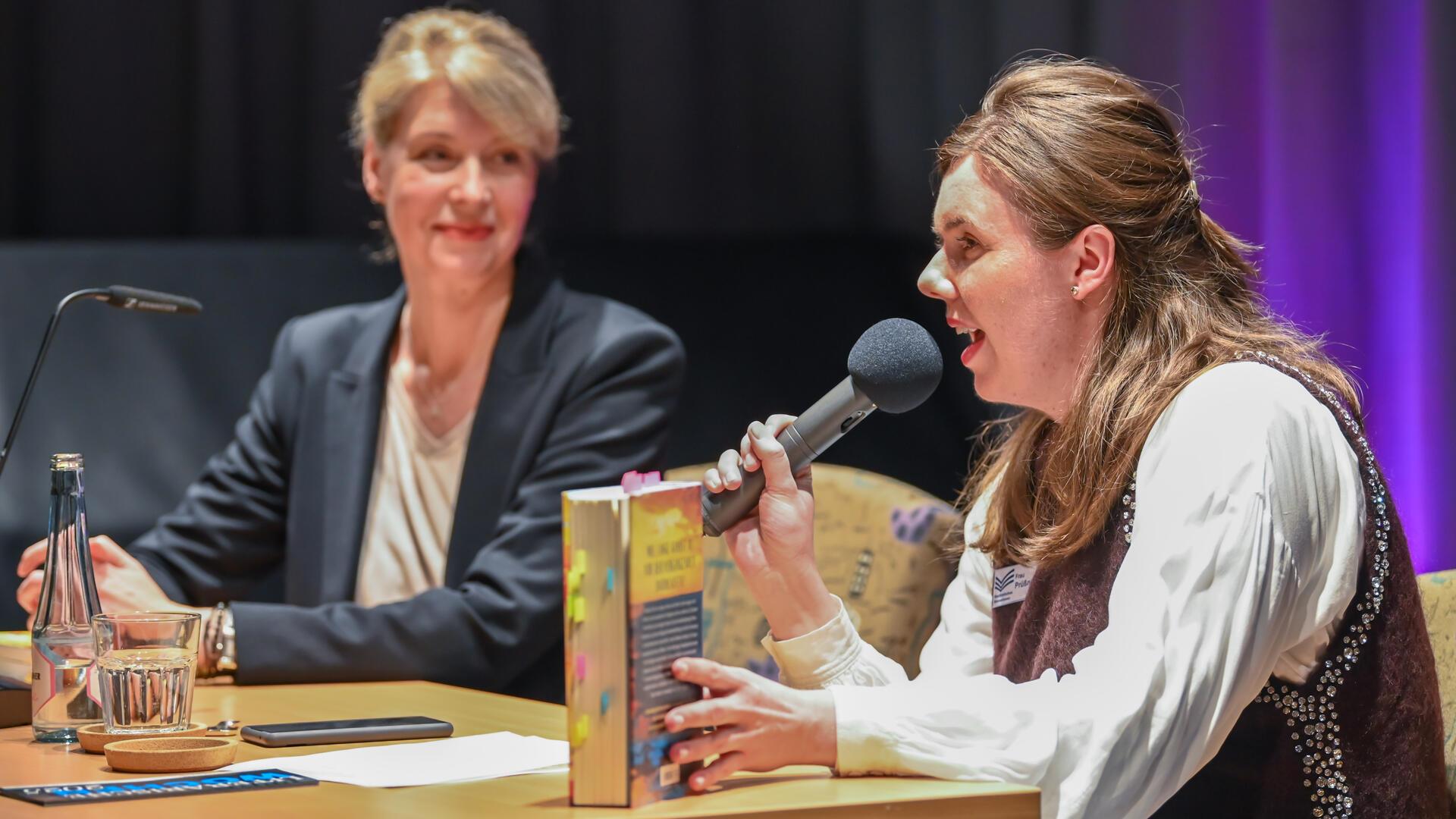 Zwischen den Abschnitten, die Katrin Burseg (links) mit leiser Stimme vorliest, unterhält sich die Autorin mit Paula Sophie Prüßner, der Leiterin der Stadtbibliothek.