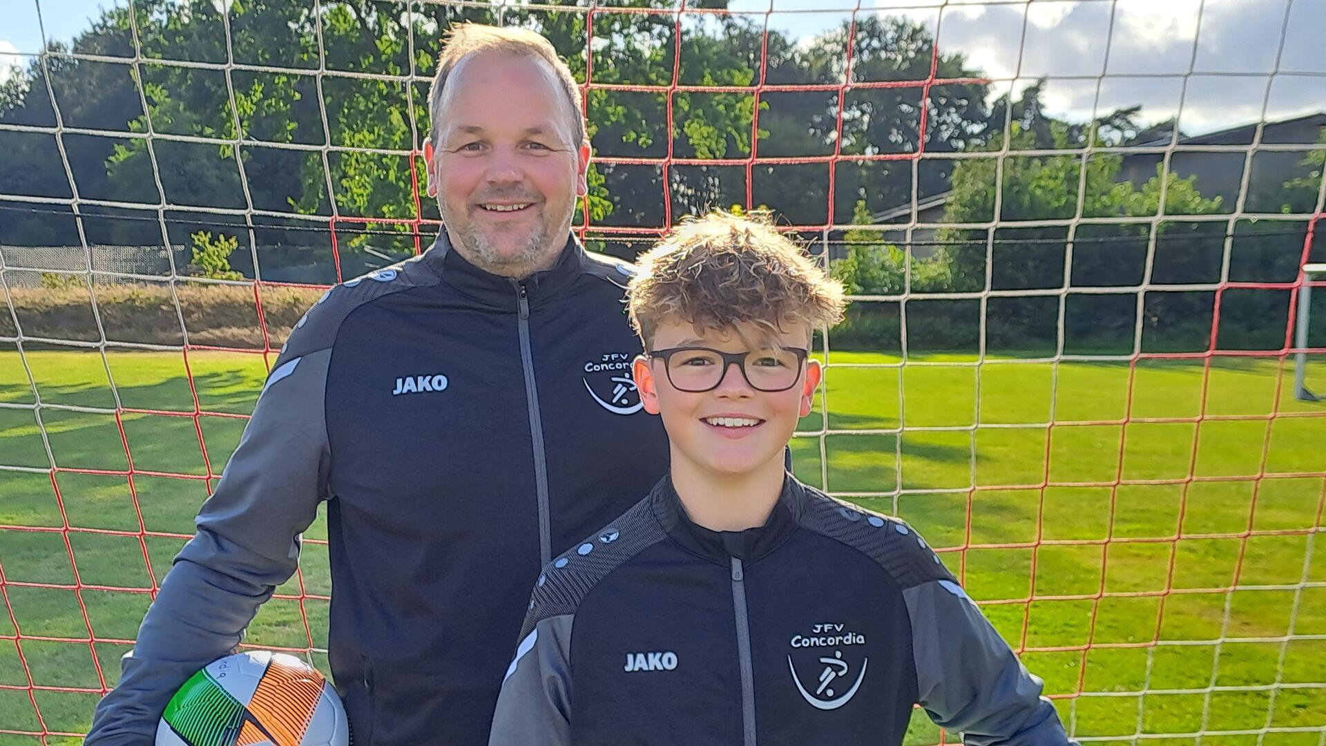 Vater-Sohn-Duo in Sandbostel: Joris folgt Stephan Heins’ Torwartpfad Zwischen den Pfosten fühlen sie sich wohl: Vater Stephan Heins, einer der besten Keeper seiner Zeit, trainiert heute seinen Sohn Joris im Tor.