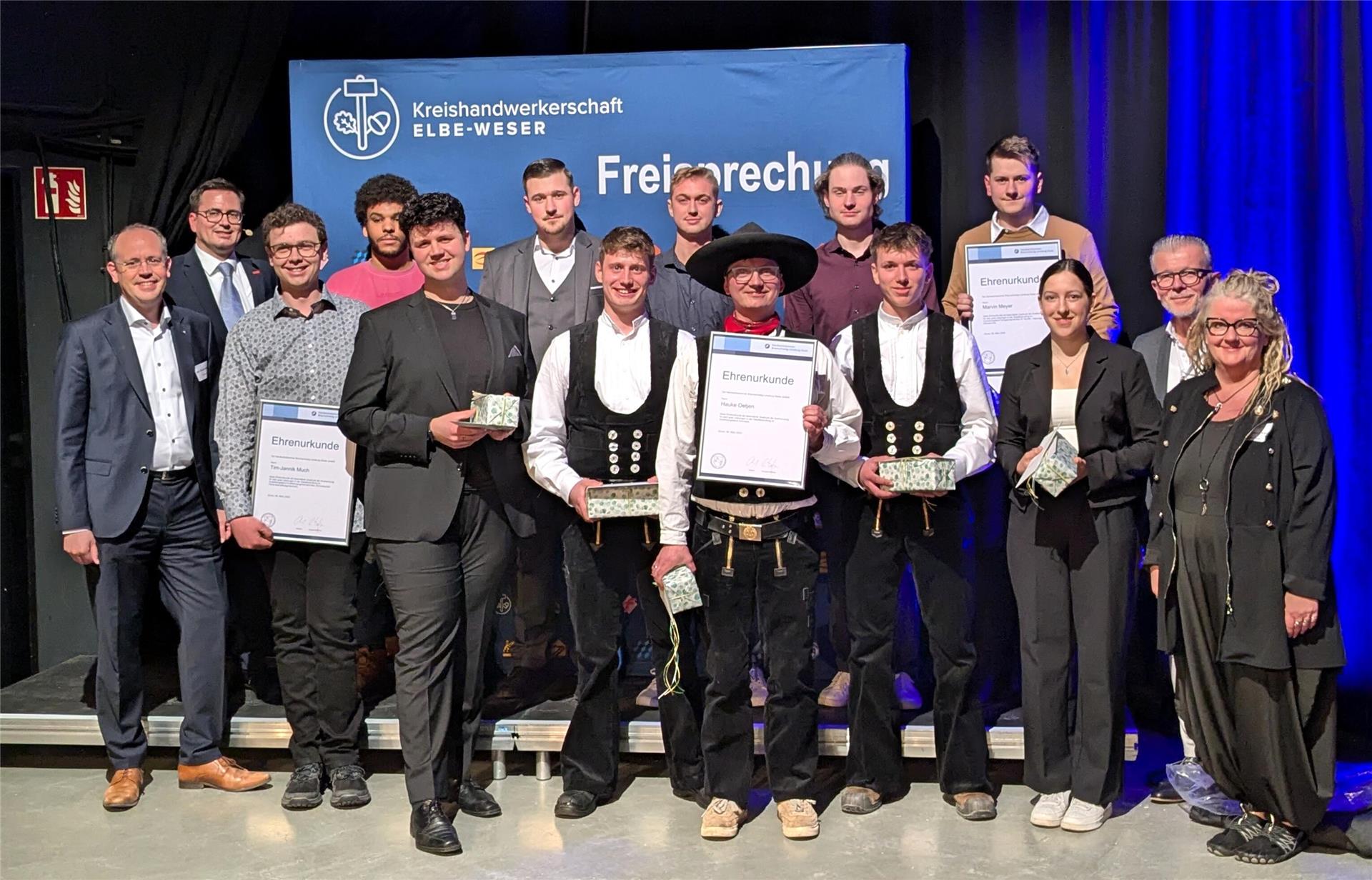 Zwölf Handwerkerinnen und Handwerker schafften die Gesellenprüfung mit Bestnote.